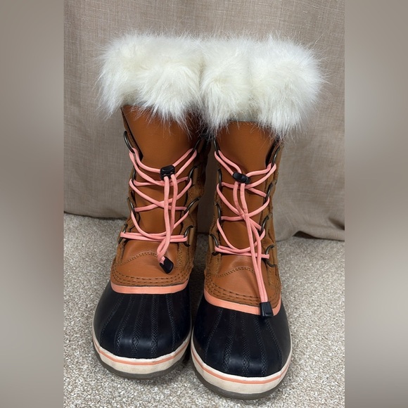 Sorel Joan of Arctic Boots in Tann with Pink Laces in Size 6 - Picture 3 of 6